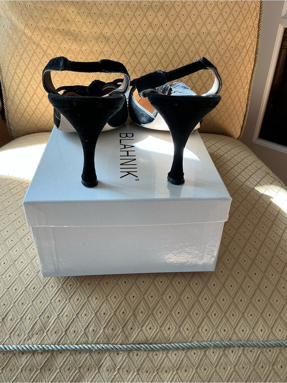 Manolo Blahnik Black Suede Pointed Knot Slingback Pumps - Picture 7 of 10